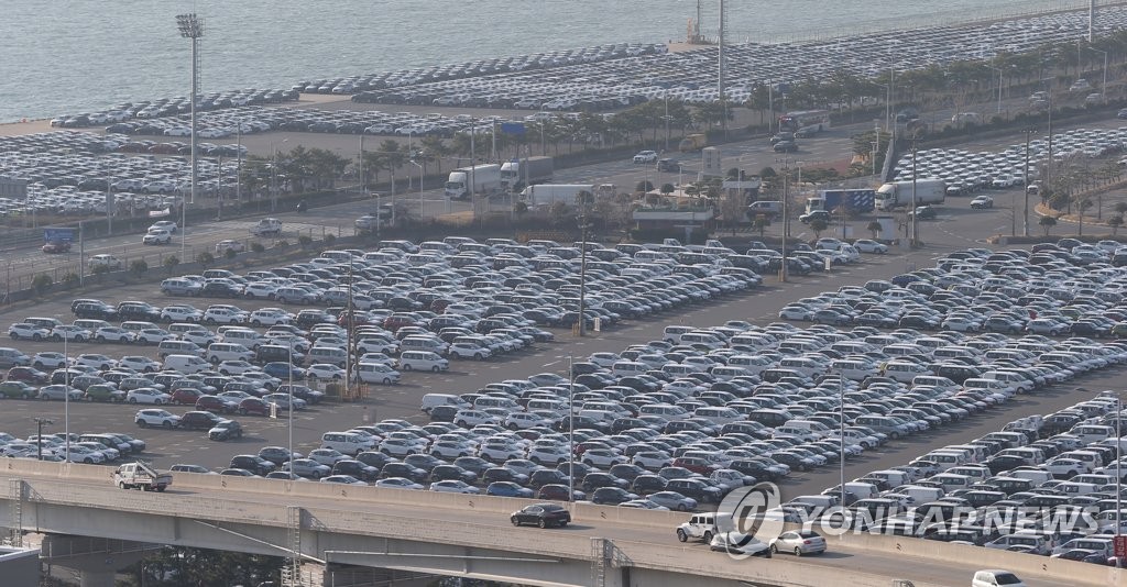 This photo, taken March 18, 2020, shows newly built vehicles waiting to be shipped at Hyundai Motor's port of its main plant in Ulsan, 410 kilometers southeast of Seoul. (Yonhap)