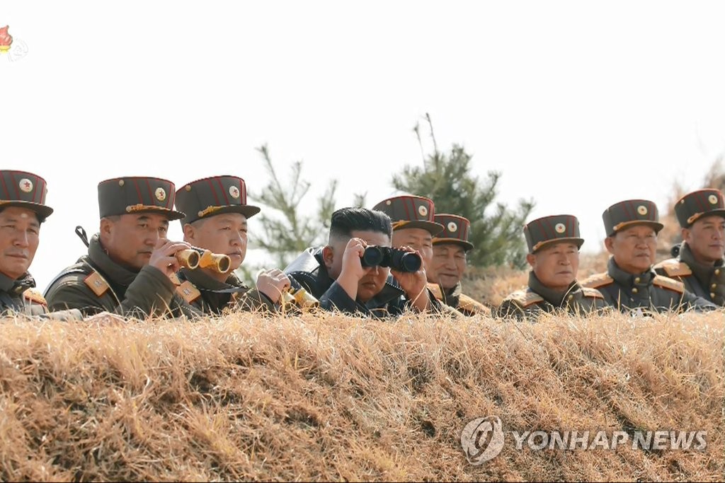 '마스크 안쓴' 김정은, 서부전선대연합부대 포사격대항경기 지도