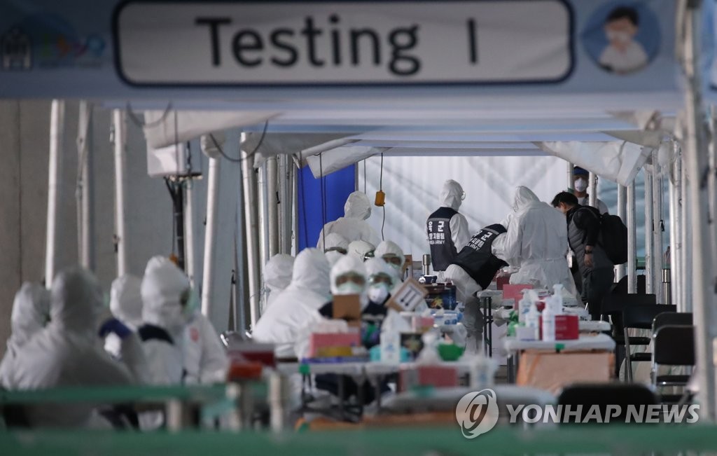 Arrivals from Europe receive tests on the new coronavirus at outdoor testing centers at Incheon International Airport, South Korea's main gateway west of Seoul, on March 29, 2020. (Yonhap)