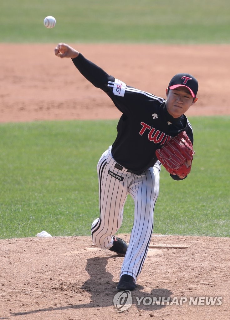 In this file photo from March 30, 2020, Lee Sang-kyu of the LG Twins pitches in an intrasquad game at Jamsil Stadium in Seoul. (Yonhap)