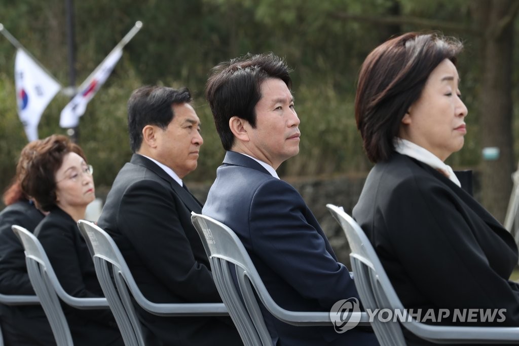 Lee In-young (2nd from R), floor leader of the ruling Democratic Party, and his United Future Party counterpart, Shim Jae-chul (3rd from R), attend a memorial service at the Jeju April 3 Peace Park on the southern island of Jeju on April 3, 2020. (Yonhap)