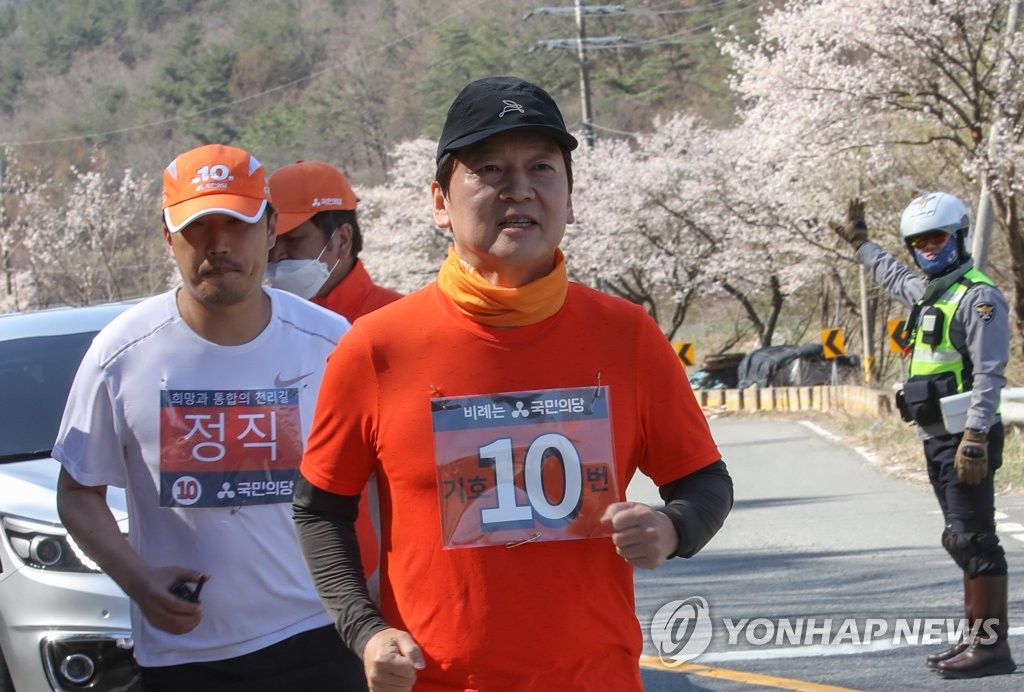 Ahn Cheol-soo, the chief of the minor People's Party, runs a 400-kilometer campaign to appeal to voters in Geumsan County, 168 kilometers south of Seoul, on April 8, 2020. (Yonhap)