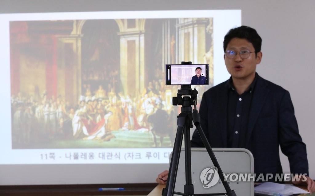 A history teacher at Doseon High School in eastern Seoul gives an online class on April 9, 2020. (Yonhap)