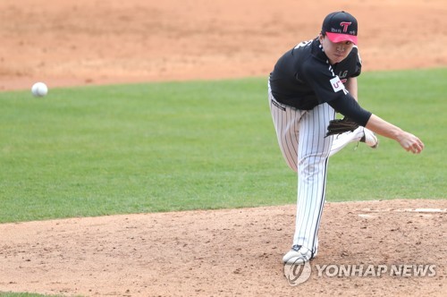 LG Twins DH Park Yong-taik (39) notches career hit #2,319, surpasses Yang  Joon-hyuk as new career hits leader in South Korean Baseball. : r/baseball