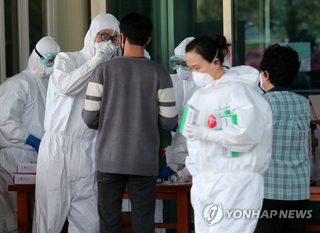 Medical workers carry out COVID-19 tests at a hospital in the southern port city of Busan, 450 kilometers south of Seoul, on April 20, 2020. (Yonhap)