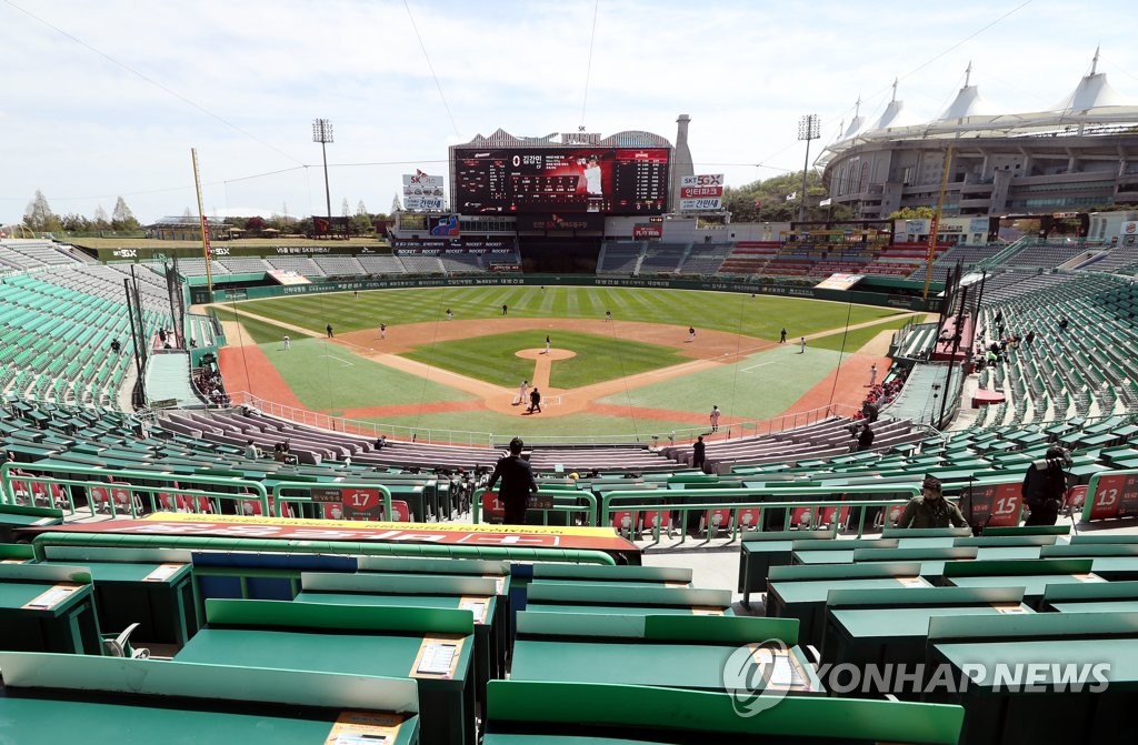 A Korea Baseball Organization preseason game between the SK Wyverns and the Kiwoom Heroes is under way at SK Happy Dream Park in Incheon, 40 kilometers west of Seoul, on April 21, 2020. (Yonhap)