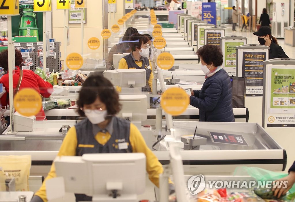 Transparent plastic sheeting is placed at checkout counters at an outlet of discount chain E-Mart in the southeastern city of Daegu on April 22, 2020, amid the coronavirus pandemic. (Yonhap)