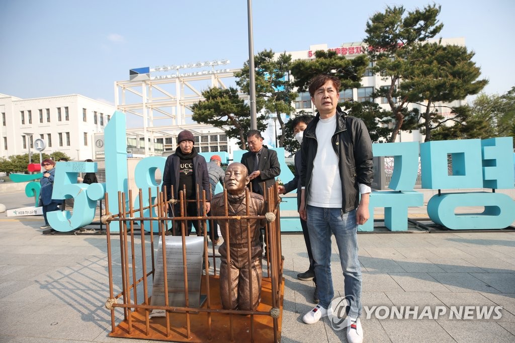옛 전남도창 앞에 설치된 '전두환 치욕 동상'