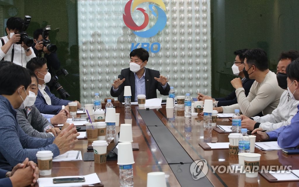 Ryu Dae-hwan (C), secretary general of the Korea Baseball Organization (KBO), presides over an executive committee meeting with clubs' general managers at the KBO headquarters in Seoul on April 28, 2020. (Yonhap)