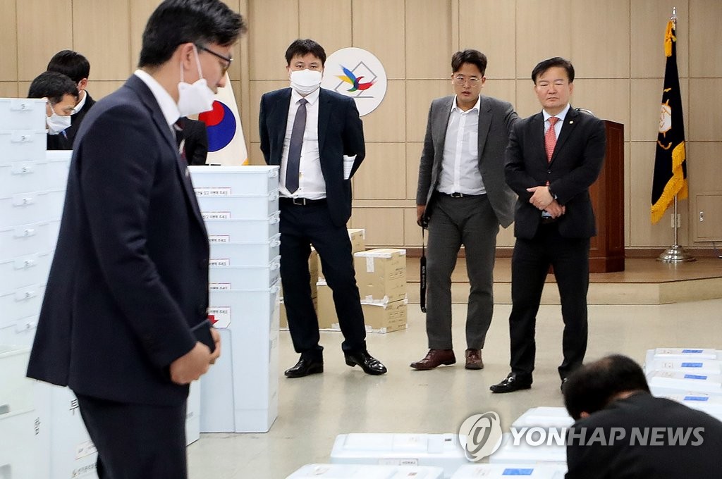 투표지 증거 보전 참관하는 민경욱 의원