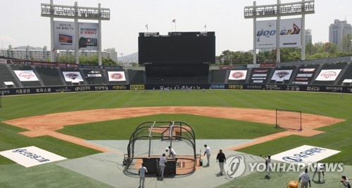 LG Twins players train at Jamsil Stadium in Seoul on May 4, 2020, the eve of the 2020 Opening Day for the Korea Baseball Organization. (Yonhap)
