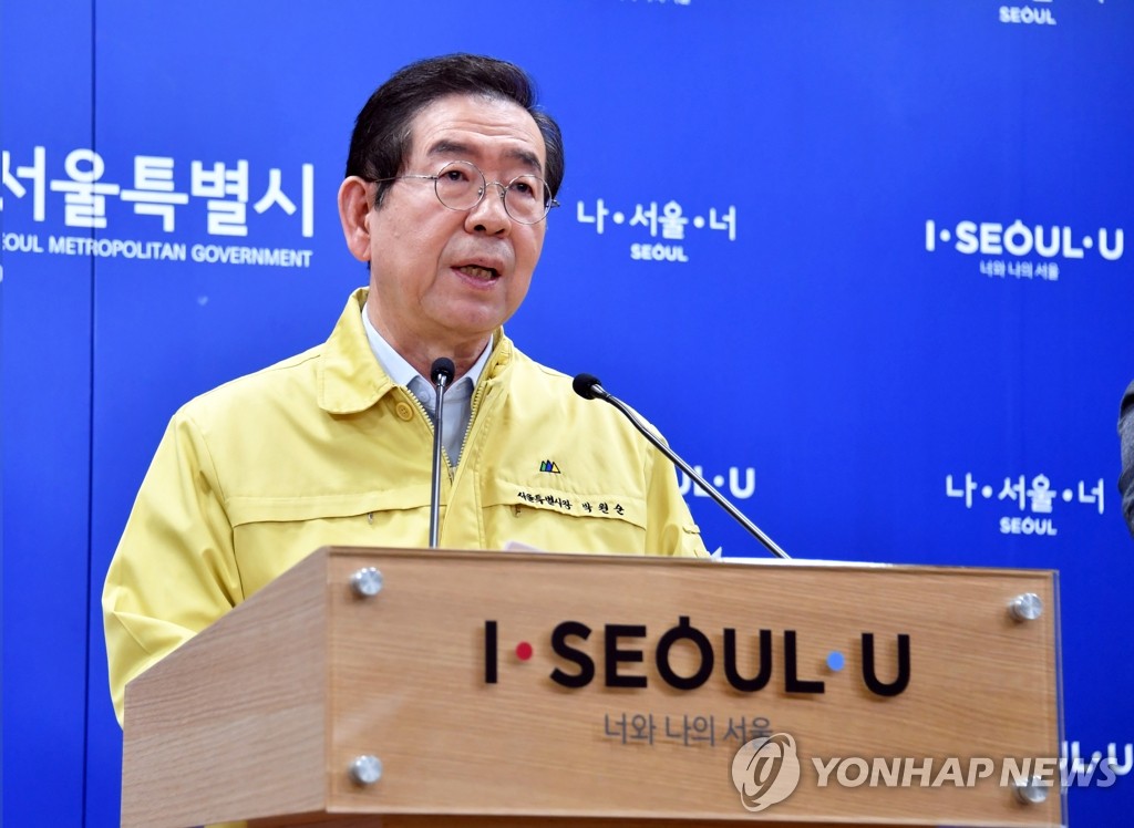 Seoul Mayor Park Won-soon holds an emergency briefing on the coronavirus at City Hall on May 9, 2020, in this photo provided by the Seoul metropolitan government. (PHOTO NOT FOR SALE) (Yonhap)