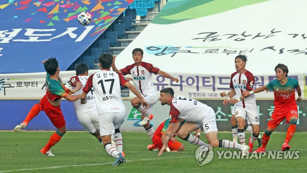 강원-서울 선수들의 치열한 볼 다툼