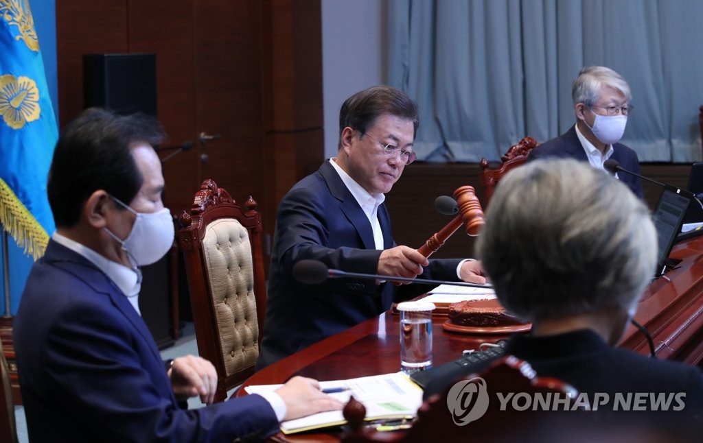 President Moon Jae-in (C) chairs a Cabinet session at Cheong Wa Dae on May 12, 2020. (Yonhap)