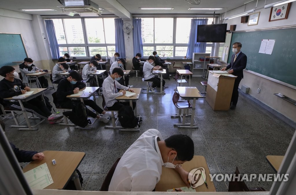 Wearing masks, high school seniors take a mock test to assess their scholastic capability at Yeouido High School in Seoul on May 21, 2020. (Yonhap)