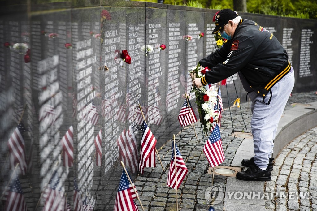 미국 베트남전 기념비에 헌화하는 베트남 참전용사