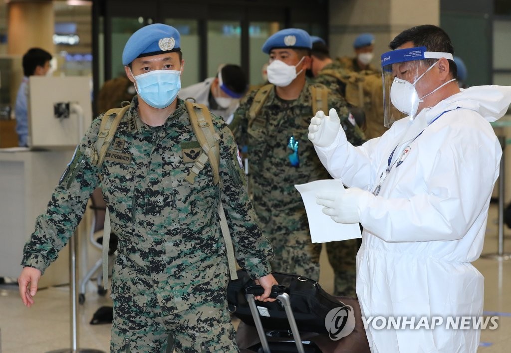 Troops of the Hanbit Unit, tasked with peacekeeping operations in South Sudan, arrive at Incheon International Airport, west of Seoul, on June 3, 2020, and head toward buses that will take them to their base. The rotational troops had to remain at their post longer than planned due to the COVID-19 outbreak and are being relieved by a new group of South Korean soldiers. (Yonhap)