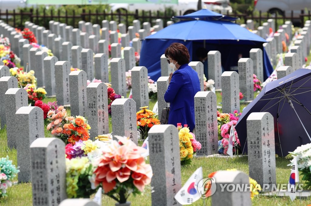 A visitor pays tribute to patriots and veterans at Daejeon National Cemetery in Daejeon, 160 kilometers south of Seoul, on June 6, 2020. (Yonhap)