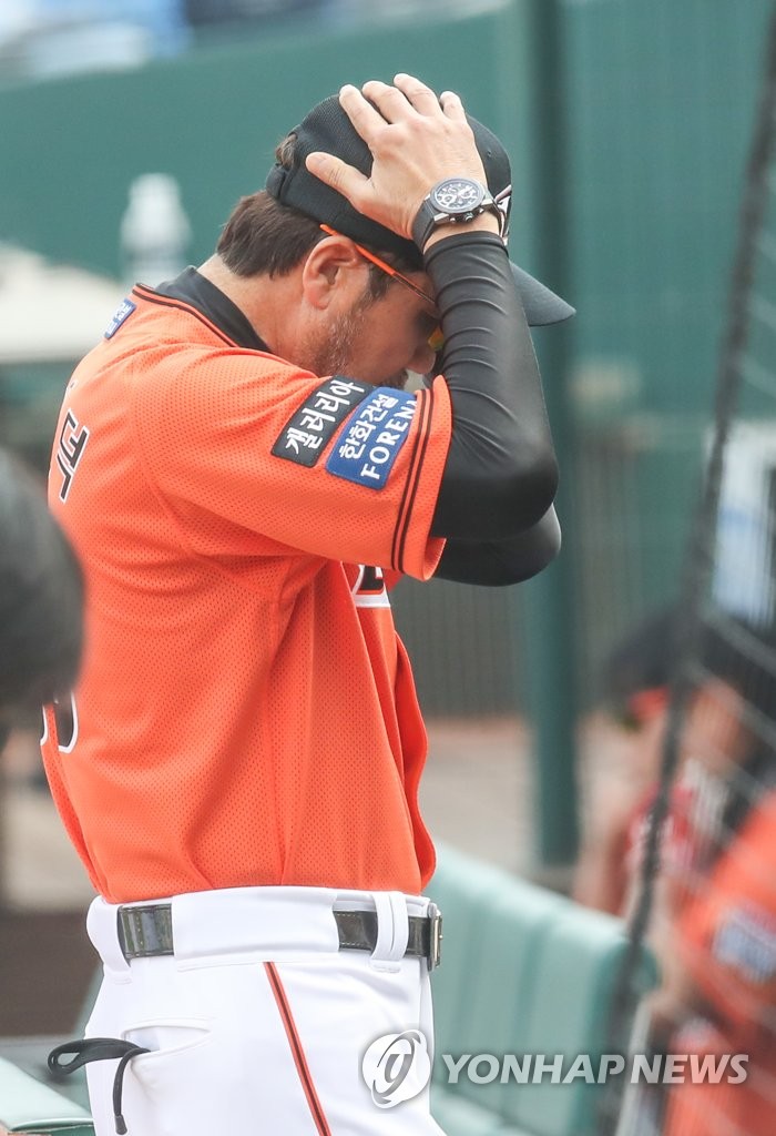 Han Yong-duk, then manager of the Hanwha Eagles, reacts to a play during a Korea Baseball Organization regular season game against the NC Dinos at Hanwha Life Eagles Park in Daejeon, 160 kilometers south of Seoul, on June 7, 2020. (Yonhap)