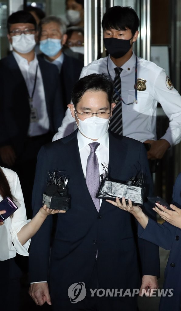 Lee Jae-yong, vice chairman of Samsung Electronics, leaves the Seoul Central District Court in southern Seoul on June 8, 2020, after attending a hearing on the prosecution's arrest warrant request against him. (Yonhap)