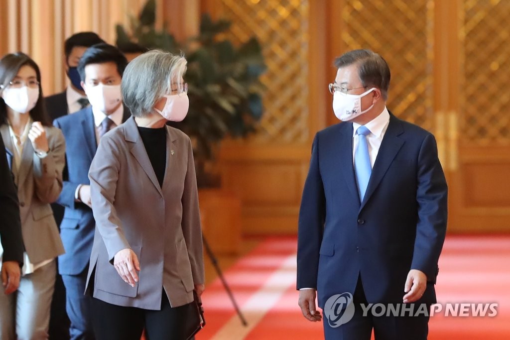 신임장 수여식 참석하는 문 대통령과 외교장관