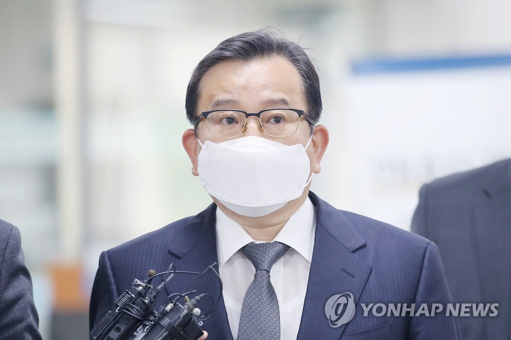 '별장 성 접대 의혹' 김학의 항소심 첫 공판 출석