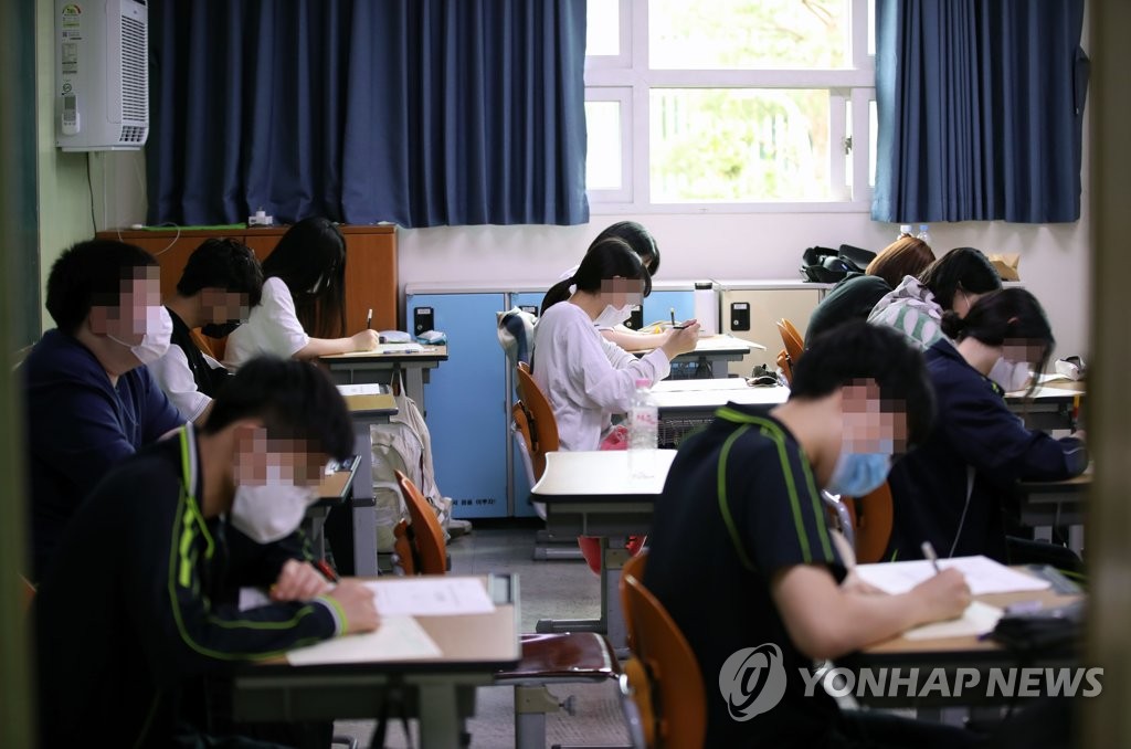 High school seniors wearing masks take a nationwide scholastic aptitude mock test at Sangam High School in western Seoul on June 18, 2020, amid the new coronavirus outbreak. (Yonhap)