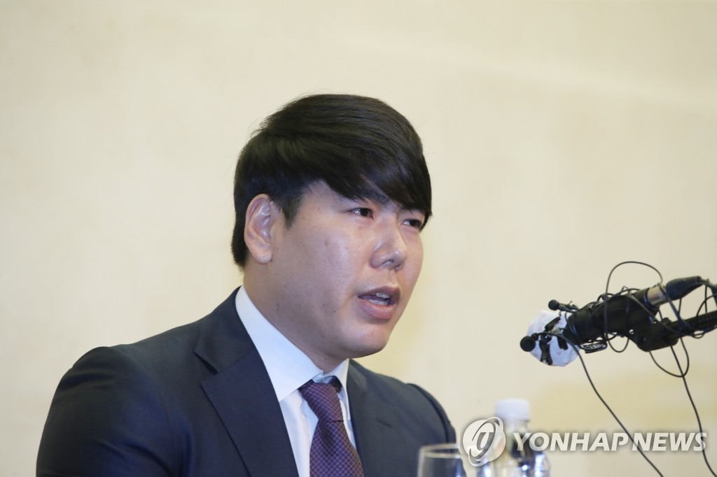 Former major league player Kang Jung-ho speaks at a press conference at a Seoul hotel on June 23, 2020, as he apologizes for his past drunk driving cases in a bid to return to the Korea Baseball Organization. (Yonhap)