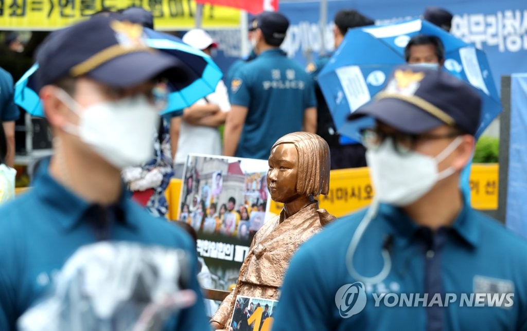 少女像の周辺で警備に当たる警察官ら＝２４日、ソウル（聯合ニュース）