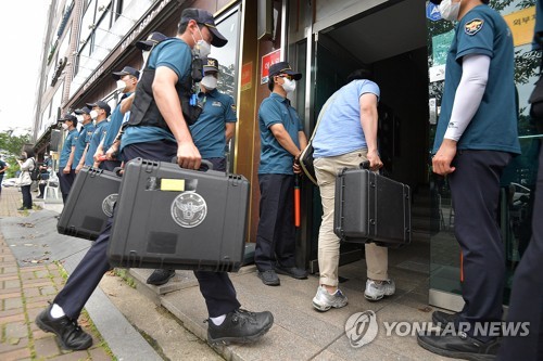 '자유북한운동연합' 사무실 압수수색 하는 경찰