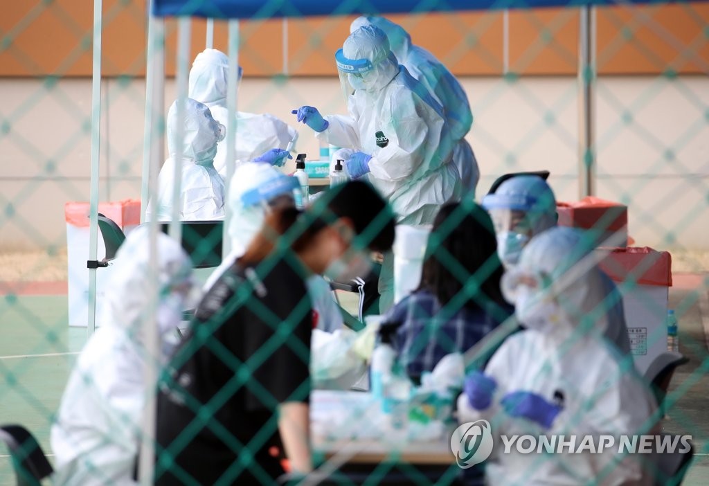 Students receive a new coronavirus test at a makeshift clinic located at a school located in Daegu, 302 kilometers south of Seoul, on July 3, 2020. (Yonhap)