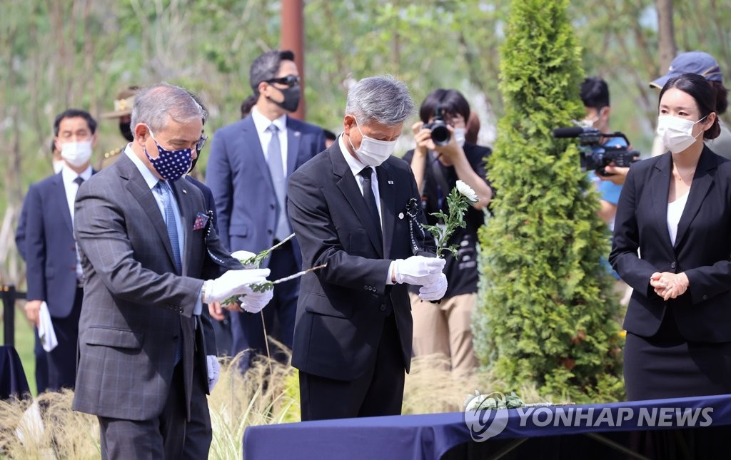 U.S. Ambassador Harry Harris (L) and Park Sam-deuk, minister for veterans affairs, pay respects to the fallen American soldiers in the Battle of Osan in the 1950-53 Korean War, during an annual memorial ceremony held in Osan Jukmiryeong Peace Park on July 5, 2020, in this photo provided by the Ministry of Patriots and Veterans Affairs. (PHOTO NOT FOR SALE) (Yonhap)