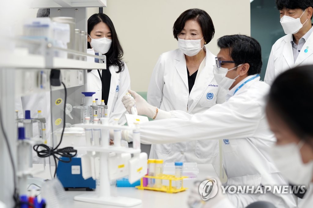 First lady Kim Jung-sook (2nd from L) listens to explanations from a researcher during a visit to the International Vaccine Institute in Seoul on July 8, 2020. (Yonhap)