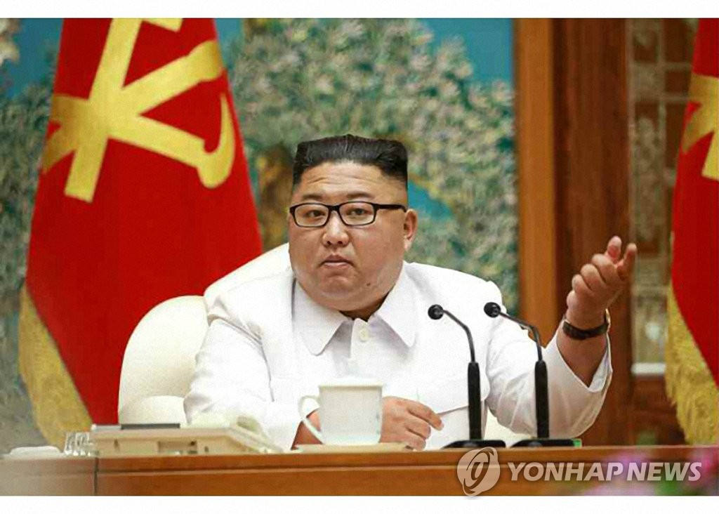 Sur cette photo capturée sur le site Internet du quotidien nord-coréen Rodong Sinmun le 26 juillet 2020, le dirigeant Kim Jong-un présidant une réunion d'urgence du Politburo du Parti du travail un jour plus tôt. (Utilisation en Corée du Sud uniquement et revente interdite)