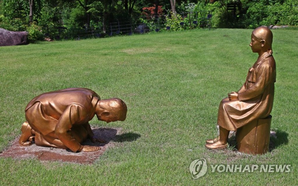 韓国自生植物園に設置された少女像と、その前でひざまずいて謝罪する男性の像。同園は「永遠の贖罪（しょくざい）」と題したとしている（読者提供）＝（聯合ニュース）≪転載・転用禁止≫