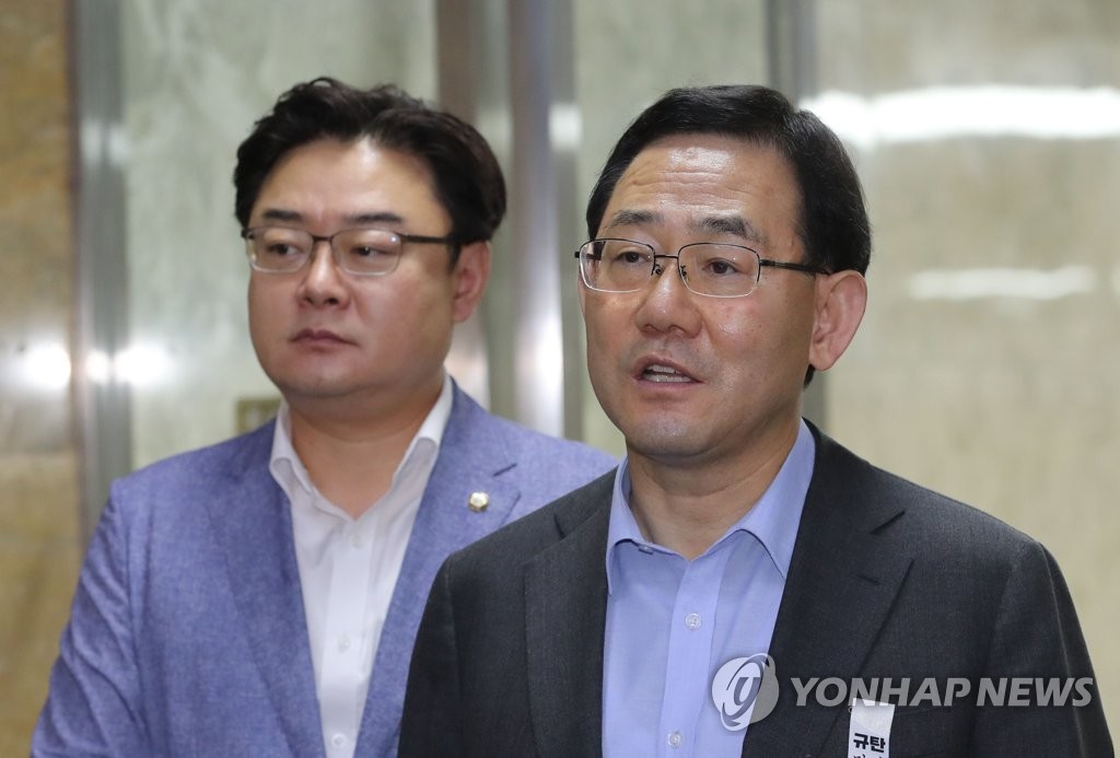 의원총회 마치고 질문에 답하는 주호영