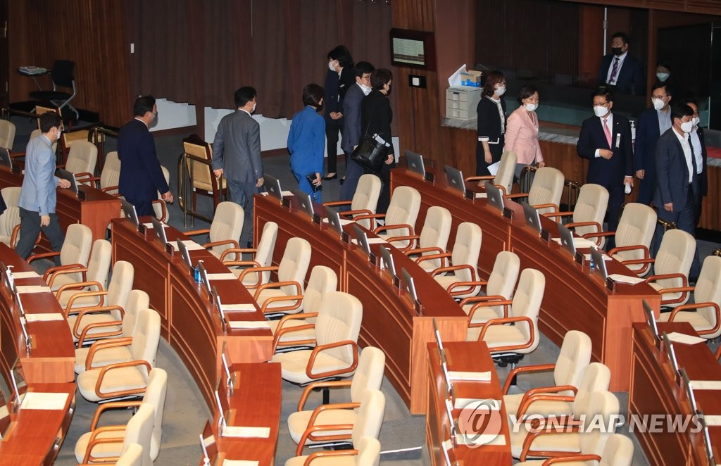 지난달 30일 국회 본회의에서 반대토론을 바친 뒤 본회의장 떠나는 미래통합당 의원들