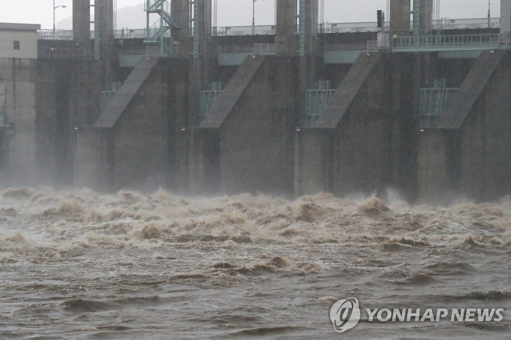 (LEAD) N. Korea noncommittal about S. Korea's bid for prior notice on border dam discharge