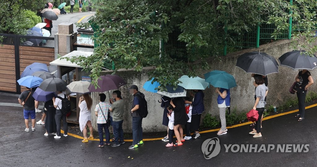 주한중국대사관 영사부 앞 비자를 받기 위한 긴 줄