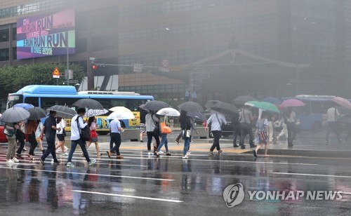 通勤時間帯の交通機関が大混雑 雨による主要道の通行規制で ソウル 聯合ニュース