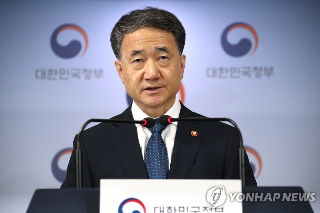 Health Minister Park Neung-hoo issues a public message at the government complex building in Seoul on Aug. 6, 2020, one day before a group of doctors in training plans to hold a strike in protest of the government's plan to increase admission quotas at medical schools. (Yonhap)