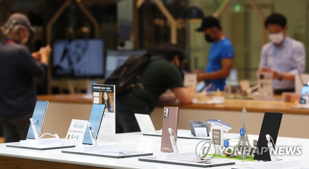 This file photo, taken on Aug. 7, 2020, shows Samsung Electronics Co.'s smartphone displayed at a store in Seoul. (Yonhap) 