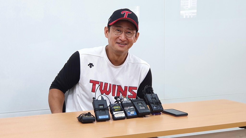 Park Yong-taik of the LG Twins speaks to reporters at Jamsil Baseball Stadium in Seoul on Aug. 11, 2020. (Yonhap)