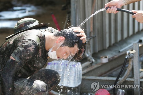 '덥다 더워' 폭염경보에 수해 복구 장병들