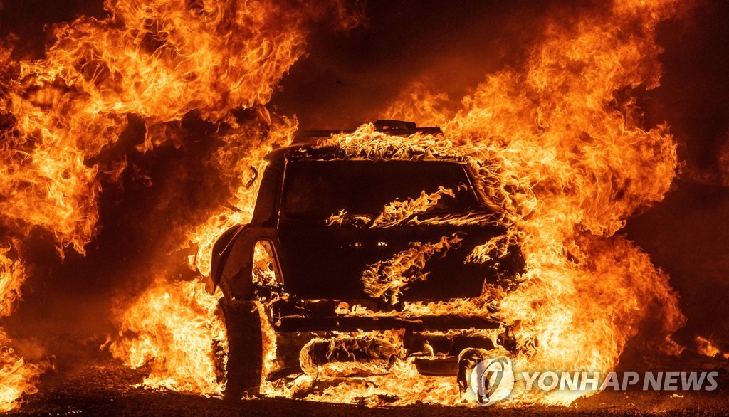 미국 캘리포니아 산불에 휩싸인 주택가 차량