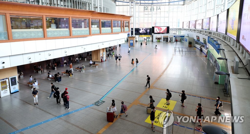 The number of travelers at Seoul Station, the country's major train hub, is sharply reduced on Aug. 23, 2020, after the government strengthened the social distancing level amid spiking COVID-19 cases. (Yonhap)