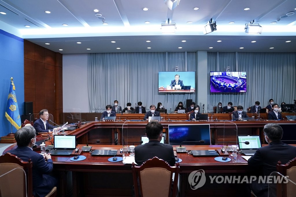 A Cabinet meeting, chaired by President Moon Jae-in, is under way at Cheong Wa Dae in Seoul on Aug. 25, 2020. (Yonhap)