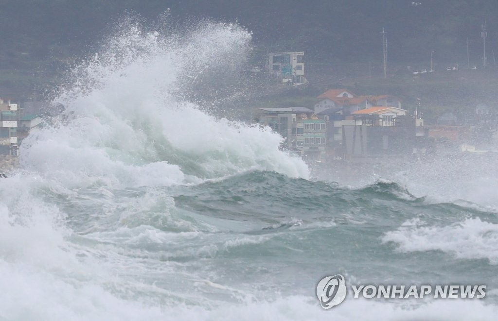 Strong waves hit a beach in Seogwipo, Jeju Island, on Aug. 25, 2020. (Yonhap)