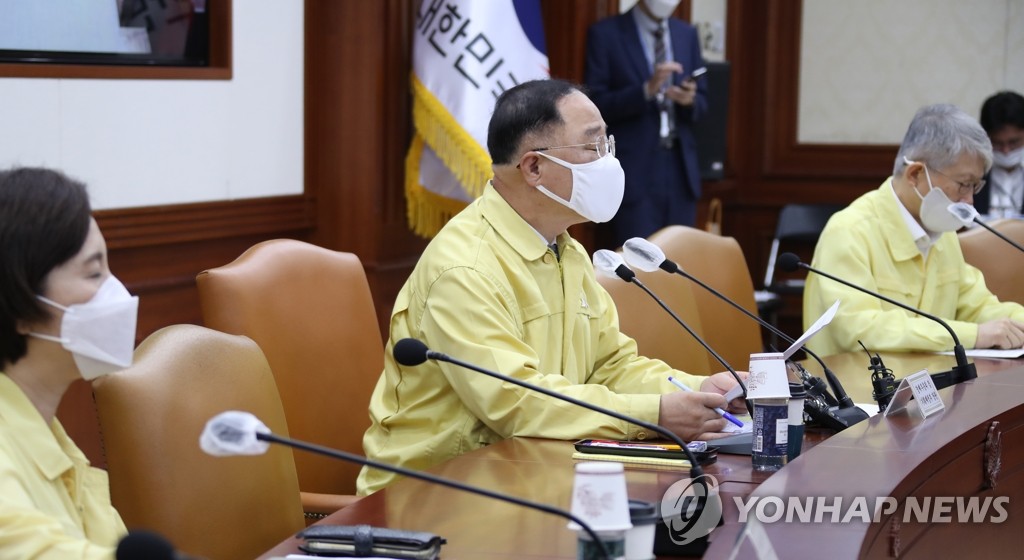 Finance Minister Hong Nam-ki (C) speaks during the 15th emergency meeting of economy-related ministers at the government complex in Seoul on Aug. 27, 2020, to tackle economic issues amid the pandemic. (Yonhap)