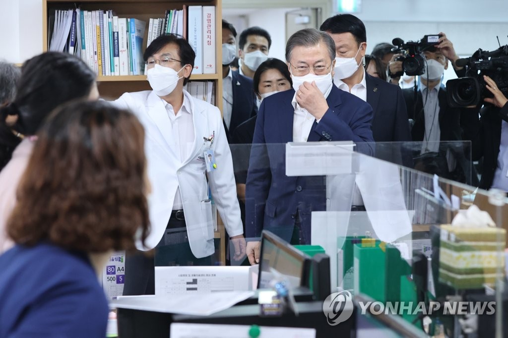 President Moon Jae-in (R) visits the National Medical Center in Seoul to inspect its capability to accommodate a growing number of coronavirus patients on Aug. 28, 2020. (Yonhap)